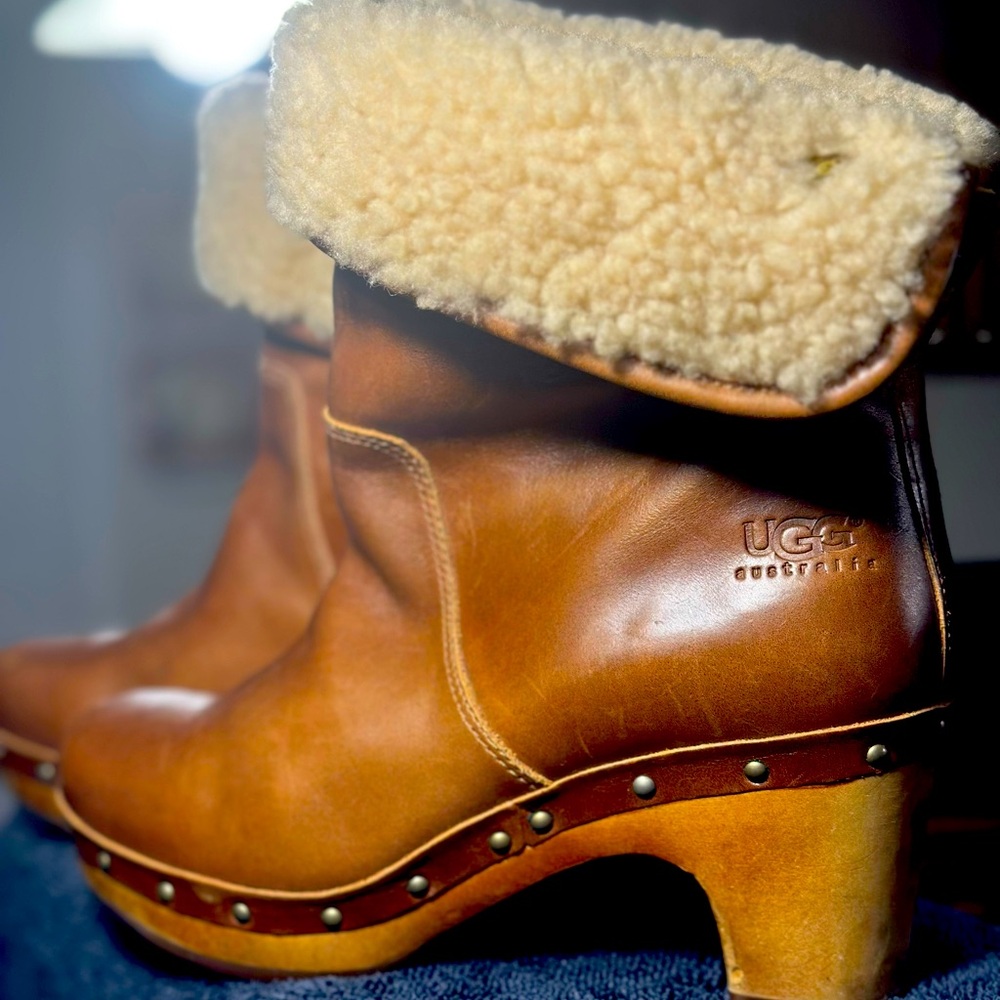UGG 1958 Clog Brown leather Size 6. Used but in good condition condition.